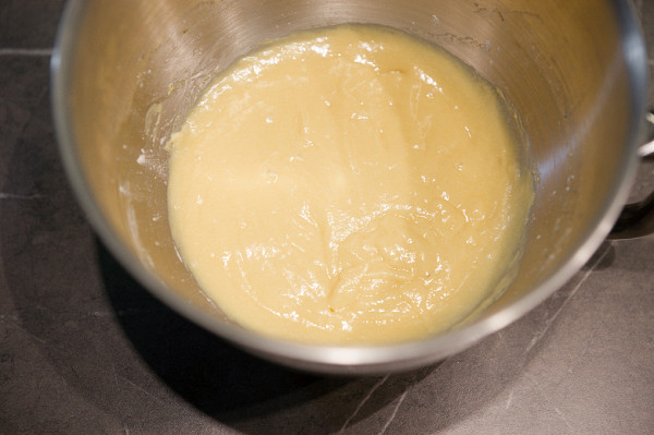 The dough was poured into molds and put into the oven preheated to 190 degrees for 20 minutes. The sponge cake turned out tender and airy.