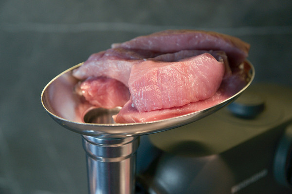 The food processor handled a kilogram of pork ham in 1 minute 10 seconds, using the medium grid and the sixth speed recommended for the meat grinder. The pusher was used only a few times, as it was not particularly necessary.