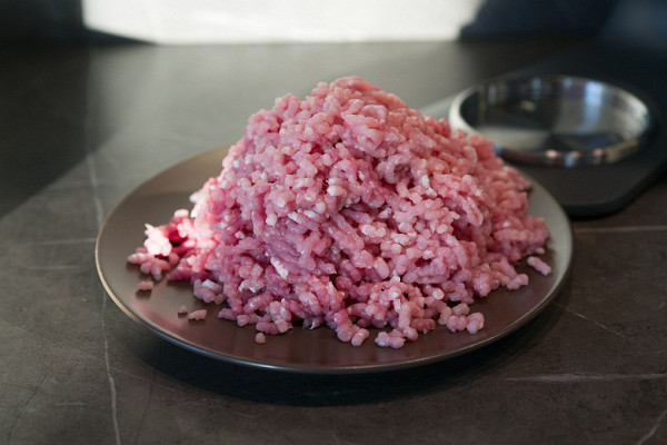 We did not find any whole pieces in the crumbly mince. 14 g of meat remained behind the knife.