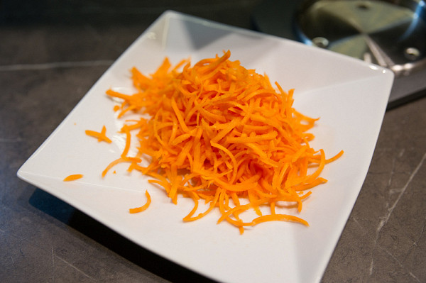 The pieces were not scattered on the table, although we put a flat plate under the vegetable cutter. It took 20 seconds for 100 g of carrots. There was a little more waste.