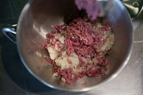 For the dumplings, we also ground 400 g of beef pulp, about 150 g of pork with fat and 350 g of onions on the middle grate. As we can see, the meat grinder did a great job again.Result: excellent