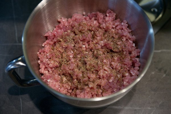 The container contained a total of 2 kg of minced meat. This volume was thoroughly mixed at speed 2 in just a couple of minutes.