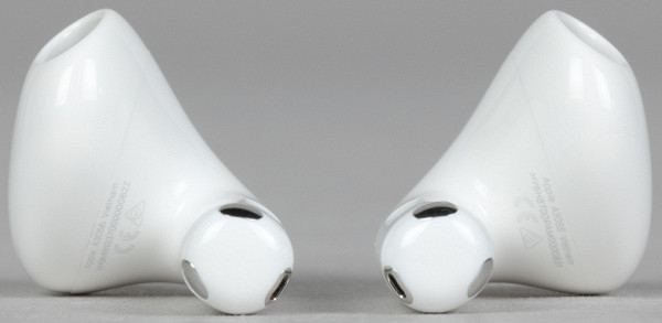 On the inside of the legs there are markings for the right and left headphones, but as always, it is easier to navigate by the shape of the case.