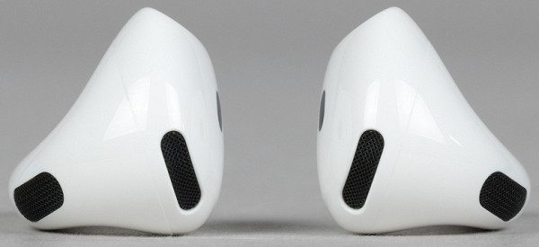 The headphones have several holes covered with black metal mesh. The microphones of the noise-cancelling system are located behind the meshes located on the inside of the rounded element. It is also possible that they perform a compensatory function, relieving excess pressure when the speaker is operating.