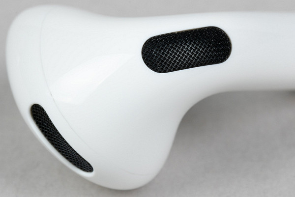 The wearer sensor is located on the inside of the case. AirPods marketing materials sometimes mention that it is “tuned to detect human skin.” However, during our tests, we were able to “fool” it more than once using the silicone ear cup used on the stand.