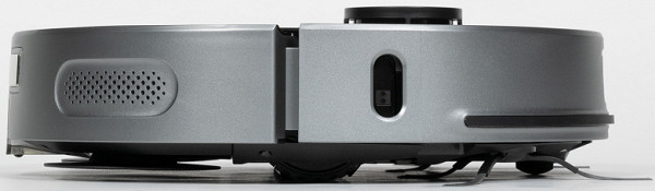 The front half of the body is occupied by a movable bumper, under which mechanical collision sensors are hidden. Here you can also see windows covered with dark IR-transparent glass: behind them there are infrared sensors that make it easier for the robot to position itself relative to the base station.