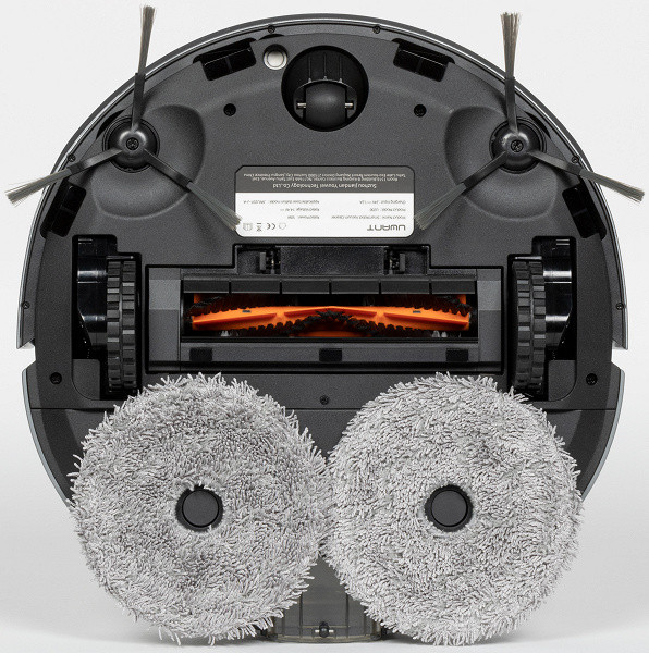 The plates are mounted on axes and held in place by magnetic fasteners. The vacuum cleaner detects the presence of cleaning devices and turns on the operating mode only when they are installed. There is no separate water tank in the case: the disks are moistened with hot water at the base station.