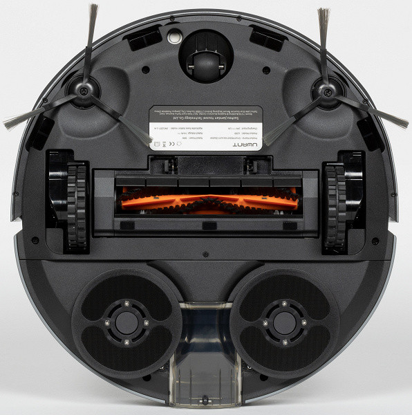 The chassis of the Uwant U200 is traditional, time-tested: the robot is driven by two drive wheels, and in addition to them, there is a third support wheel in the front part. The drive suspension pitch is from 6 to 34 mm. Pronounced treads provide good grip on all types of floor coverings.