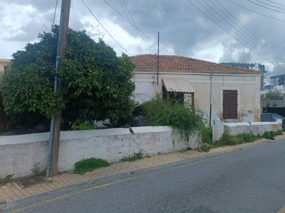 4+1 100% open detached house with garden for sale in the center of Kyrenia Girne