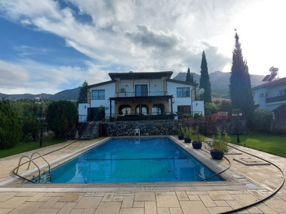 Large garden villa on the Ring Road Girne